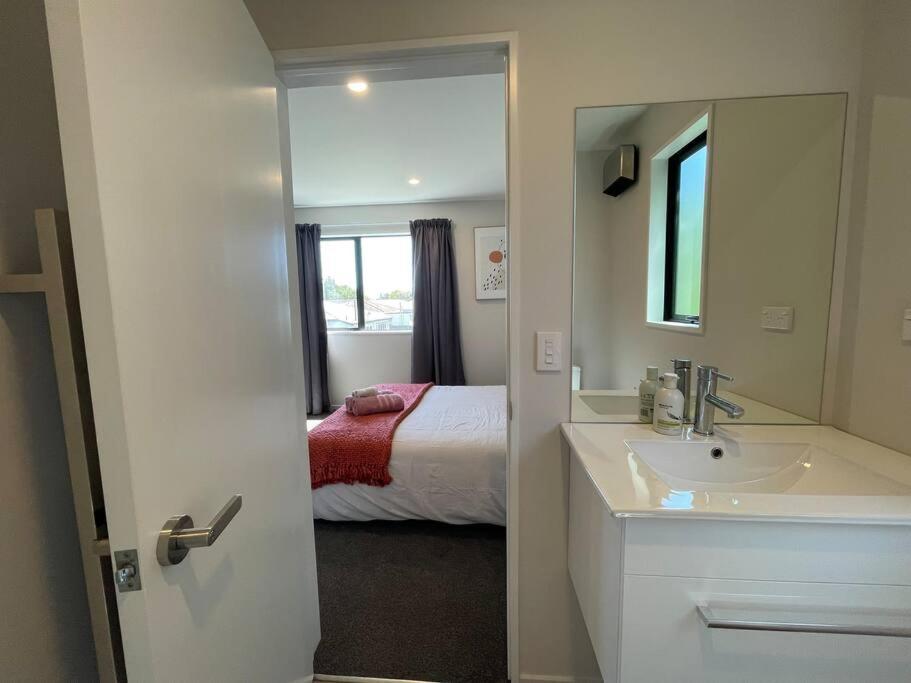 Peaceful 2Bed2Bath With Parking Close To Colombo St Christchurch Esterno foto